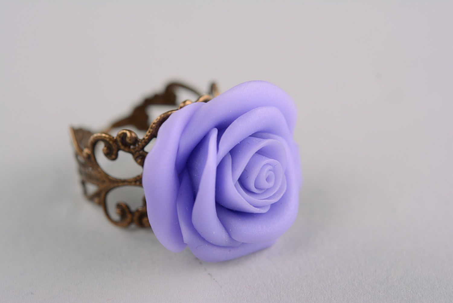 Violetter Ring mit Rose aus Polymerton foto 1