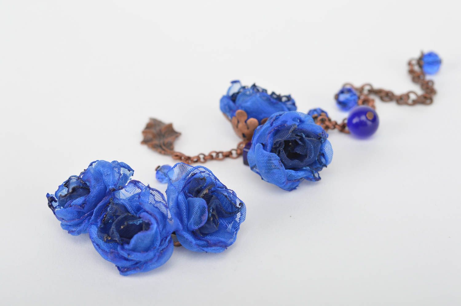 Синий браслет с цветами из шифона ручной работы красивый нарядный Васильки фото 4