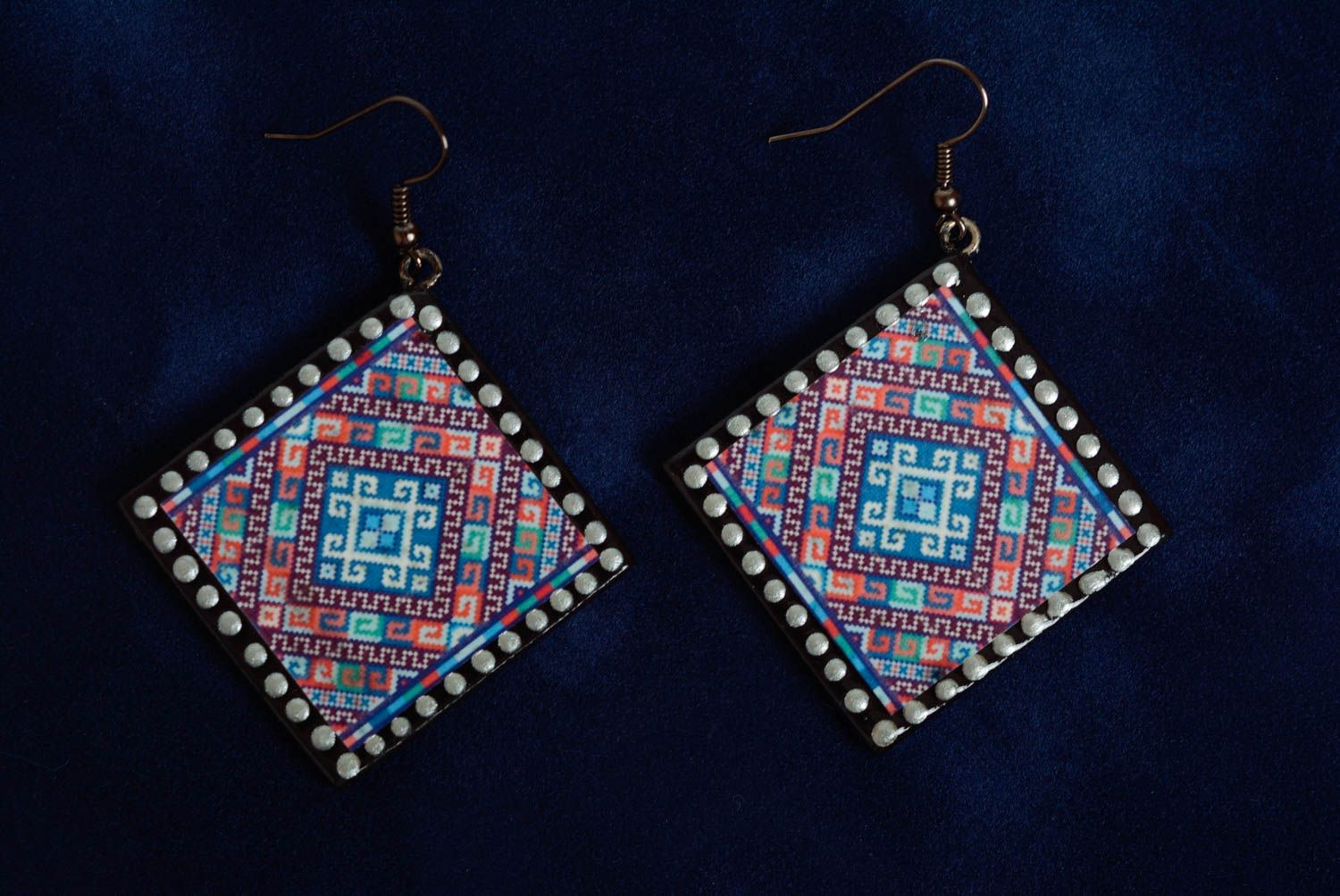Boucles d'oreilles losanges en panneau de fibres faites main motifs ethniques photo 3