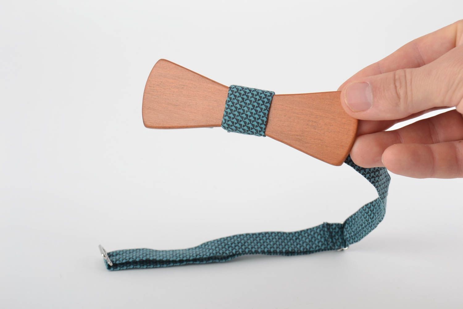 Деревянный галстук-бабочка с тканевым ремешком с принтом ручной работы фото 5