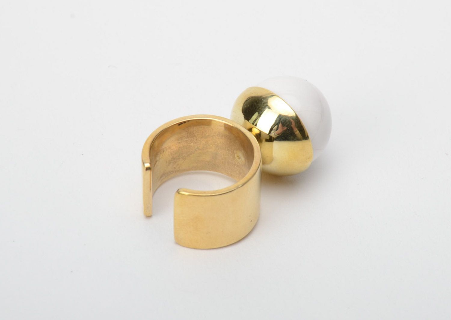 Объемный перстень с бусиной из фаянса белый металлический ручной работы женский фото 2