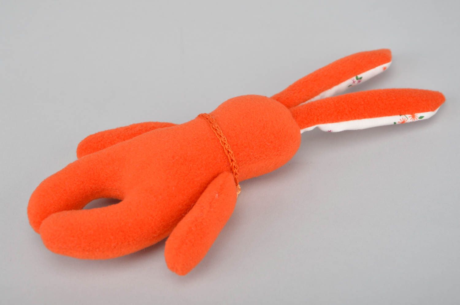 Флисовая игрушка в виде зайчика оранжевого в шарфе маленькая ручной работы фото 3