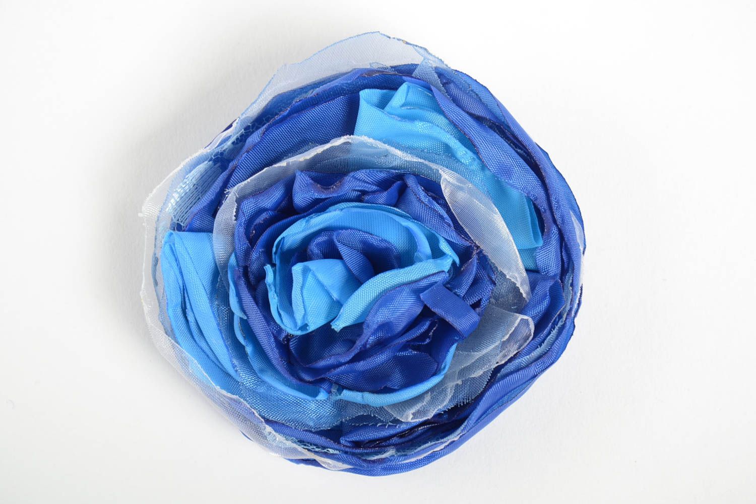 Синяя цветочная брошь из лент ручной работы объемная красивая для девушки фото 4