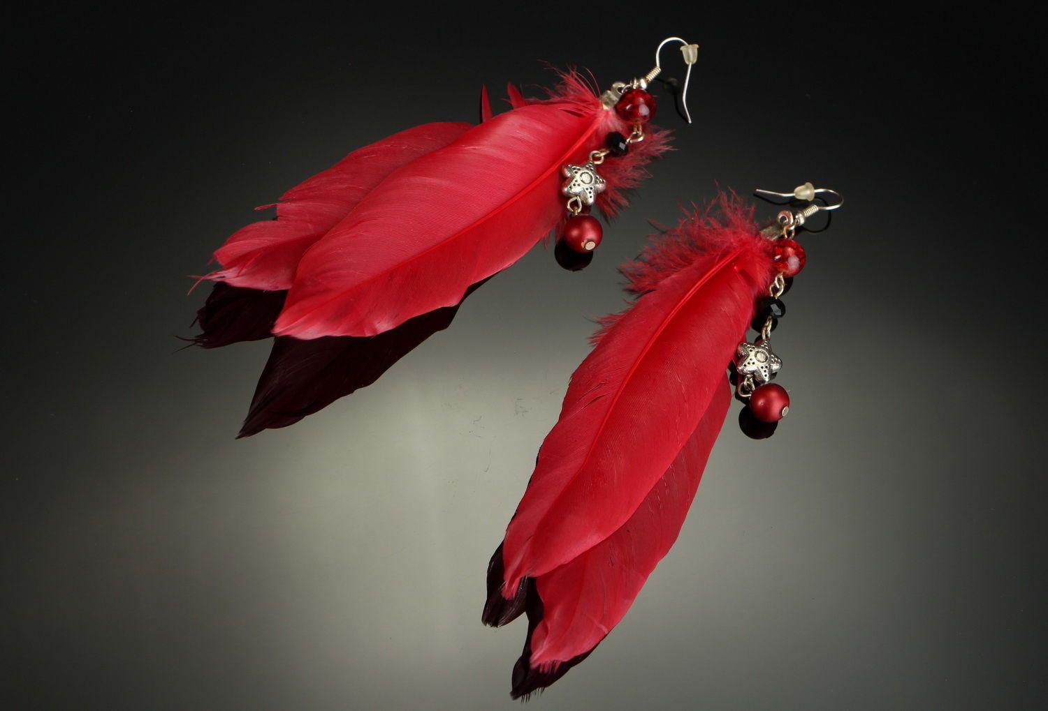 Boucles d'oreilles avec plumes rouges et cristaux  photo 1