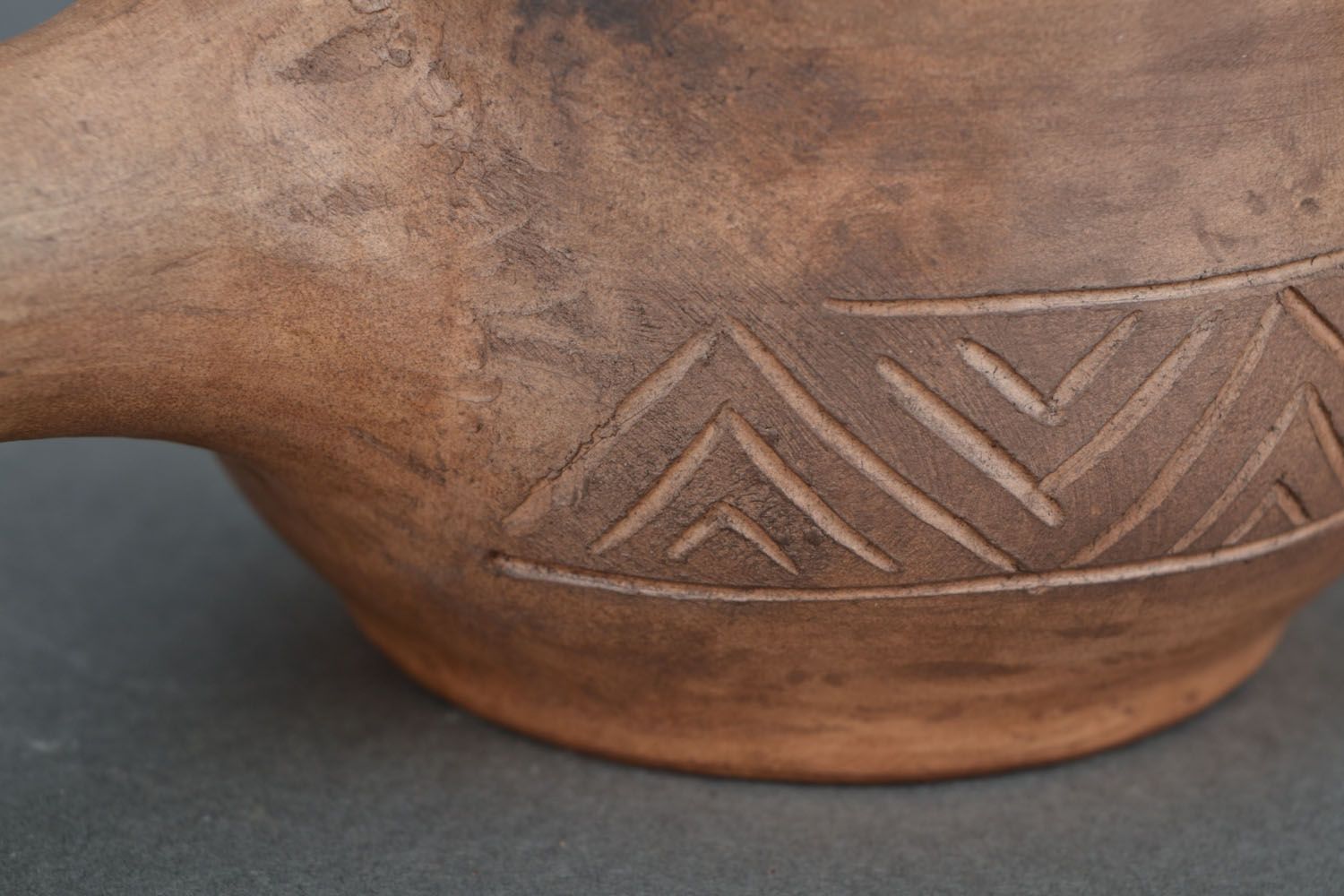 Tasse céramique faite main originale brune avec longue anse de style ethnique photo 5