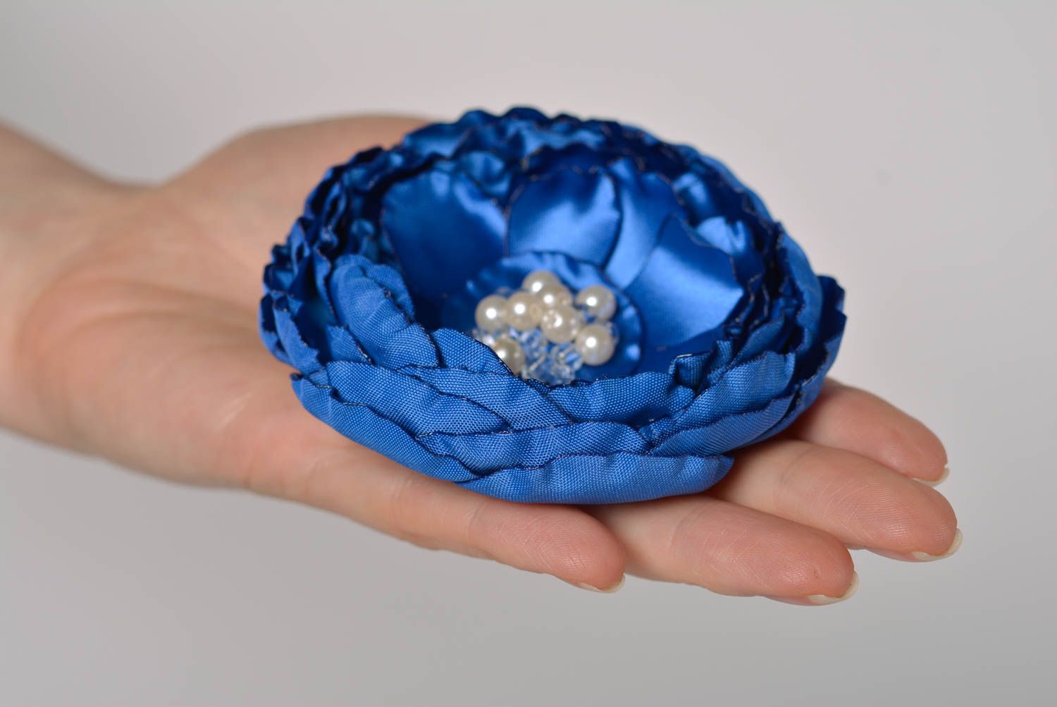 Barrette cheveux Accessoire femme Broche fleur bleue en satin perles fantaisie photo 3