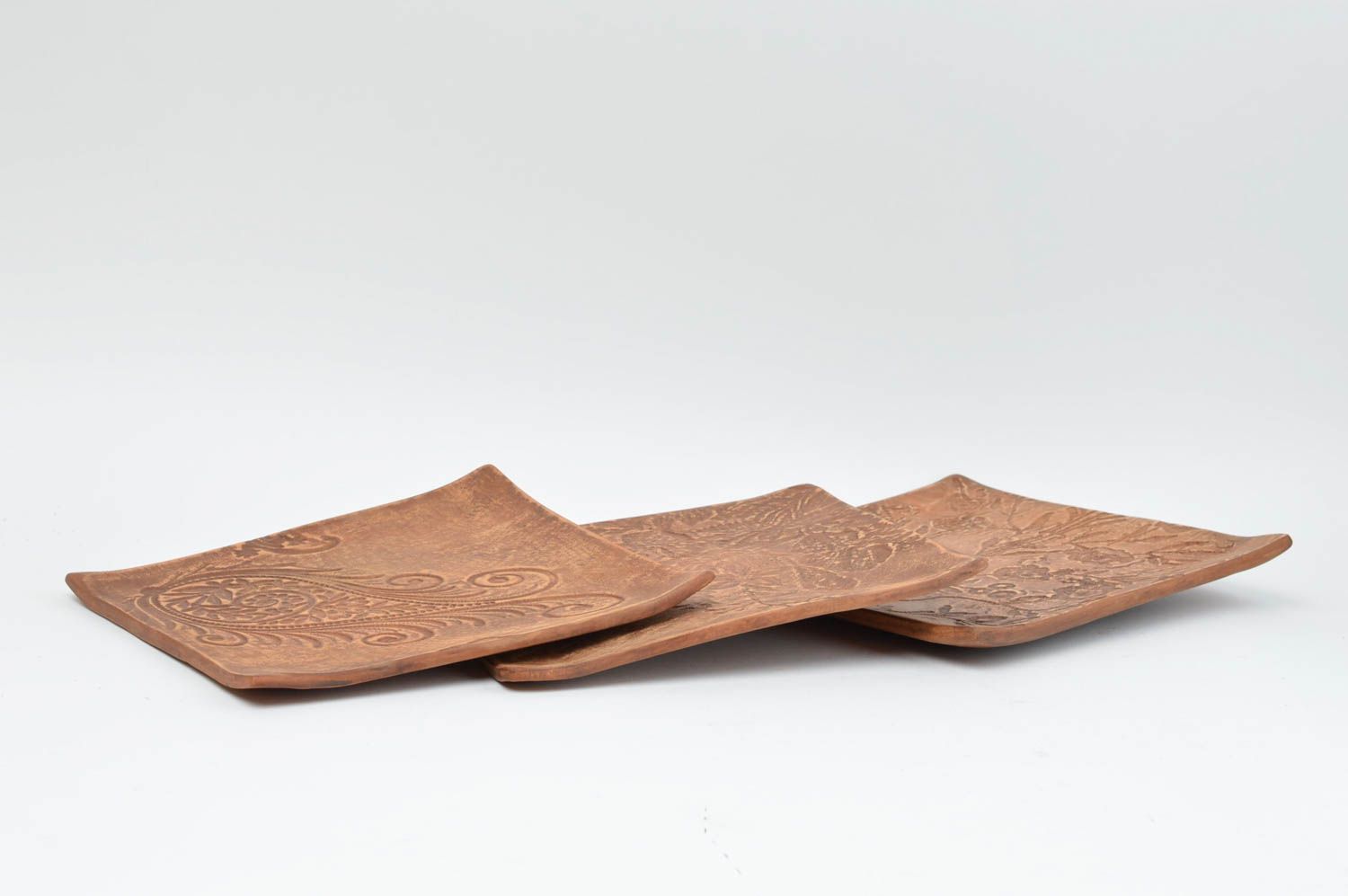 Квадратные керамические тарелки из глины ручной работы коричневые набор 3 штуки  фото 2