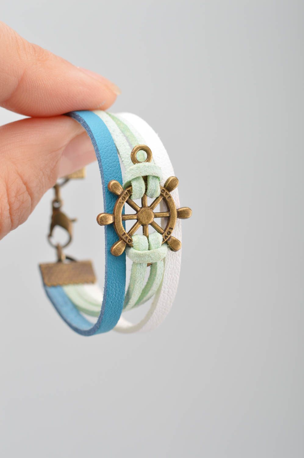 Bracelet marin fait main en cordon de daim avec roue de gouvernail bijou photo 3