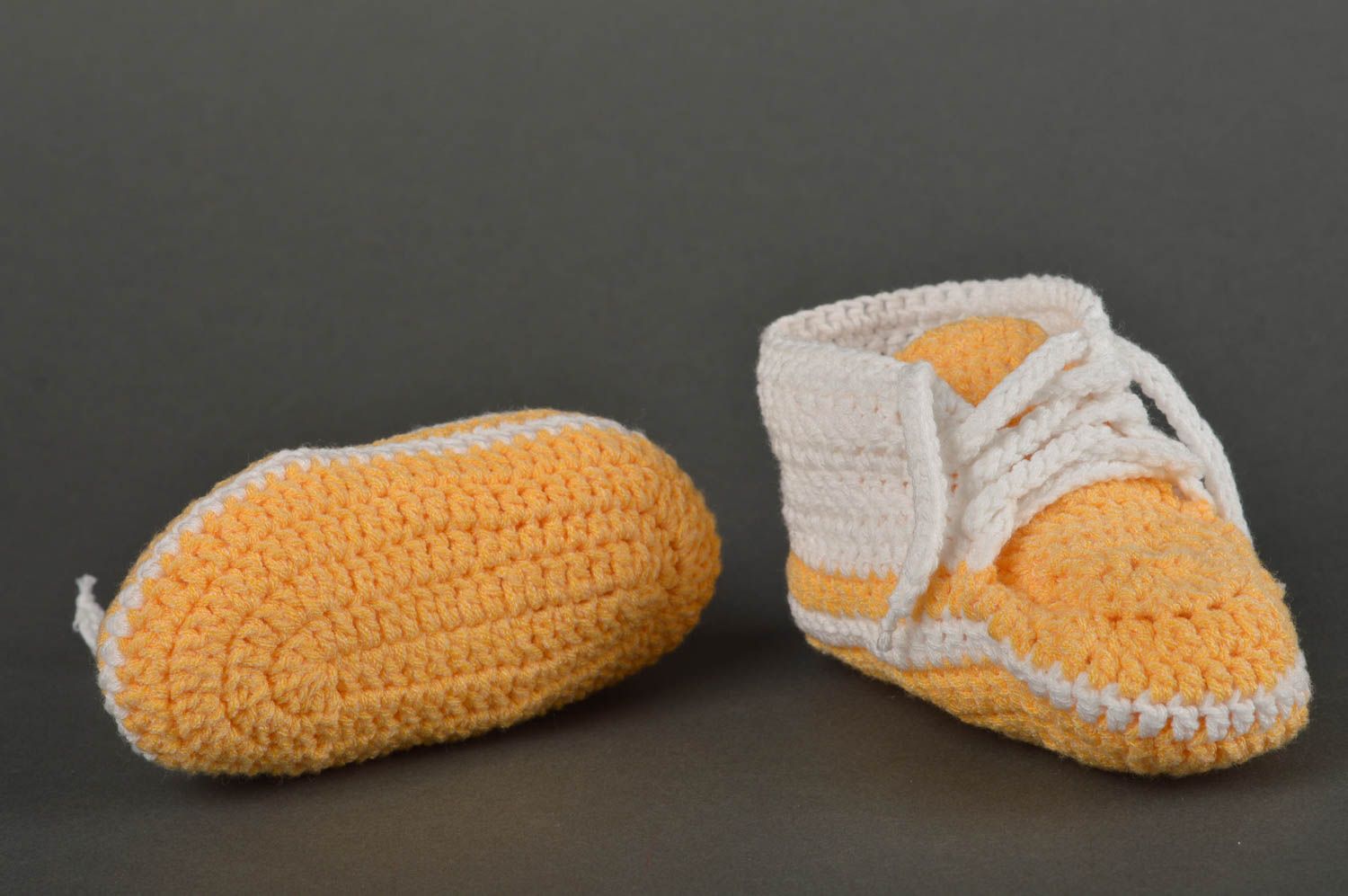 Chaussons bébé faits main Chaussure bébé jaune-blanc au crochet Cadeau original photo 2