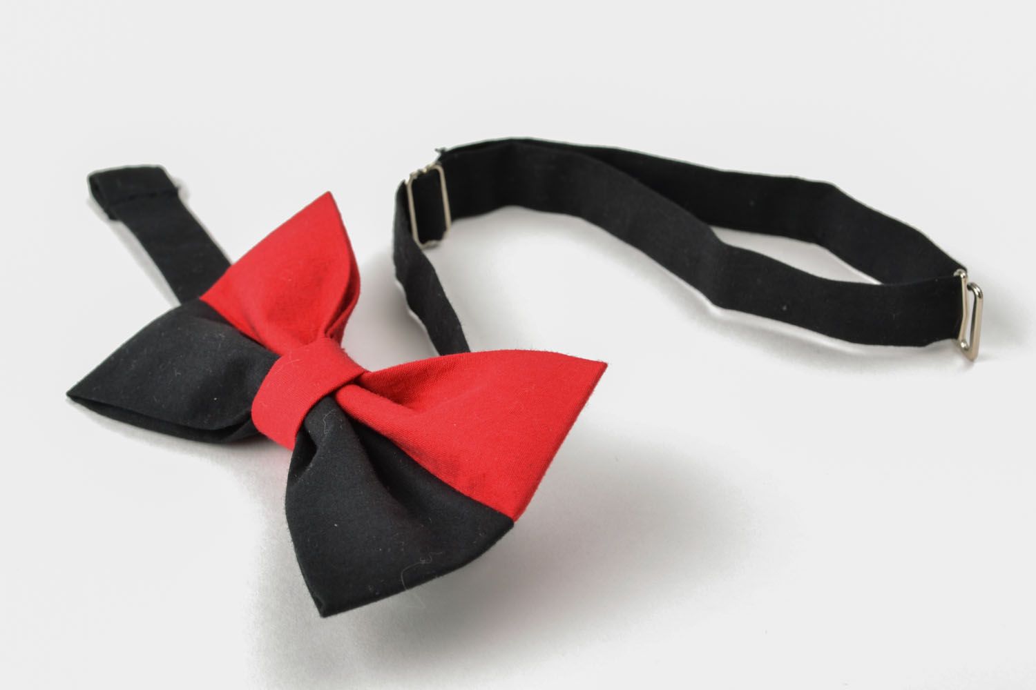Gravata-borboleta artesanal em cor preto-vermelho  foto 3