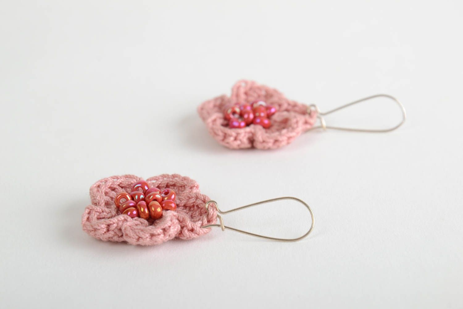 Boucles d'oreilles fleurs tricotées roses coton perles de rocaille faites main photo 5