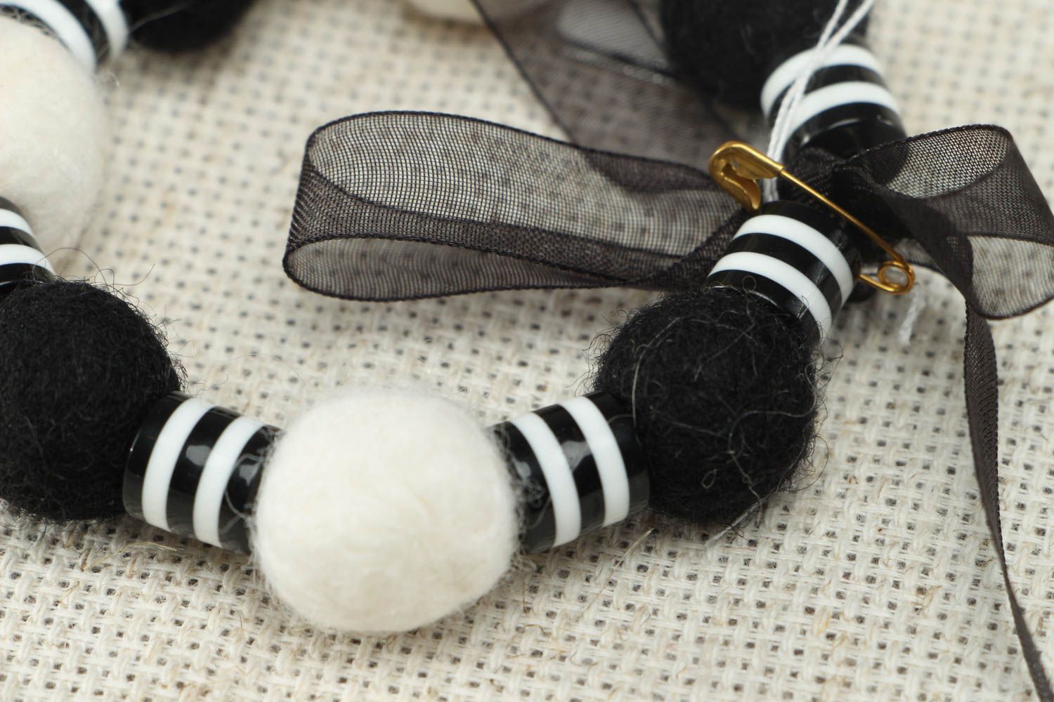 Bracelet en laine feutrée fait main Cinéma en noir et blanc photo 3