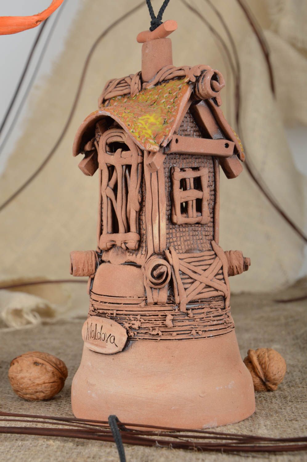Колокольчик в виде домика небольшой коричневый из глины подвеска ручная работа фото 1