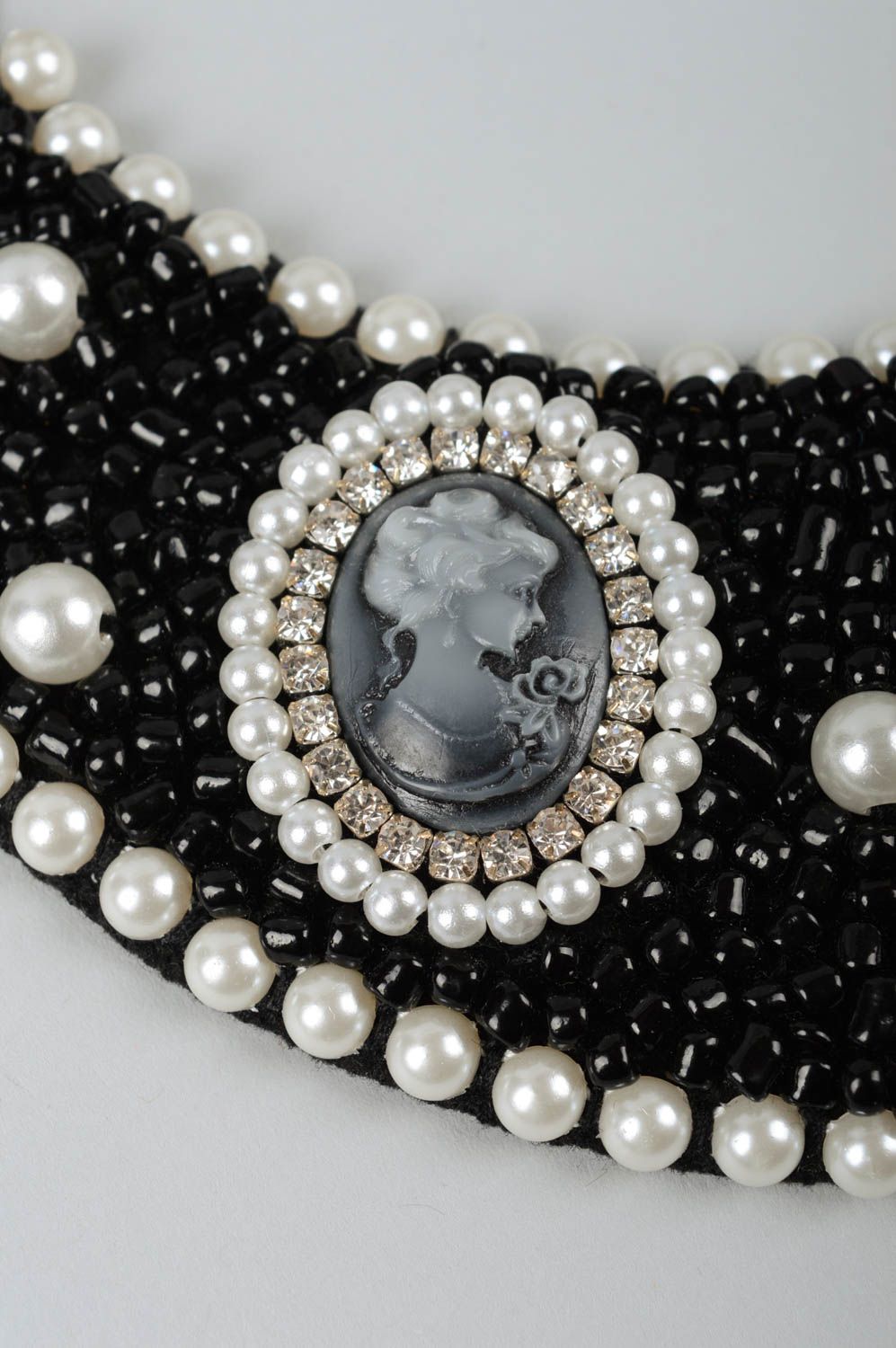 Collier en perles de rocaille Bijou fait main noir-blanc avec camée Cadeau femme photo 3
