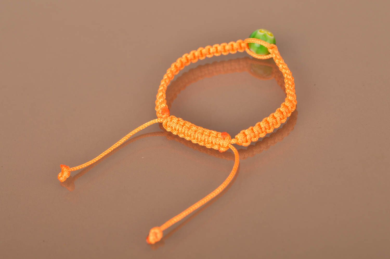 Оранжевый браслет из вощеного шнурка с бусинкой ручной работы красивый фото 3