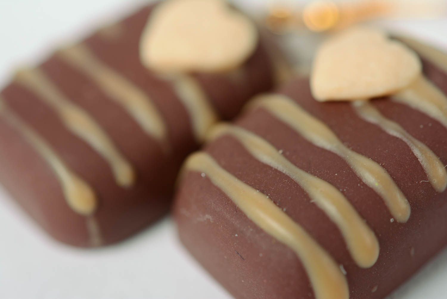 Серьги из полимерной глины в виде шоколадных сладостей ручной работы длинные фото 2