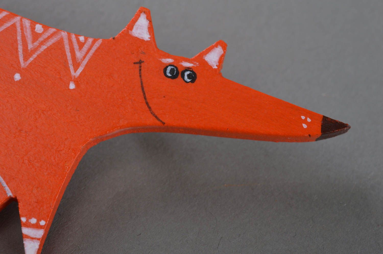 Orange handmade künstlerische Brosche Fuchs mit Bemalung aus Holz für Kleid foto 2