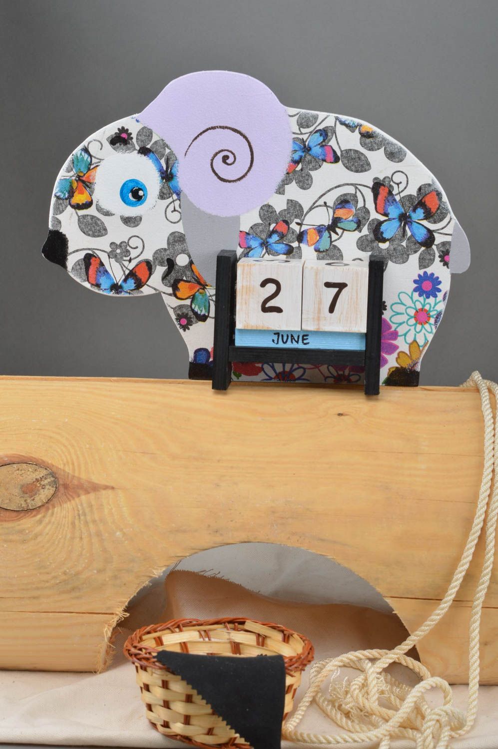 Weißer feiner origineller handmade Tischkalender aus Holz Lamm mit Blumen foto 1
