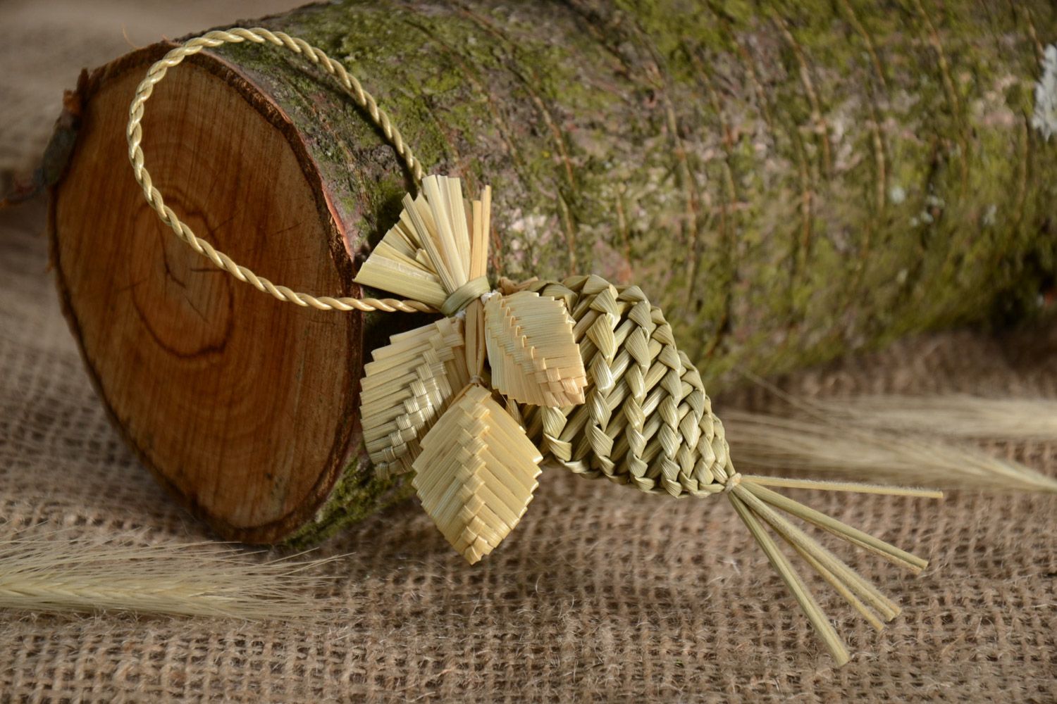 Интерьерная подвеска плетеная из соломы ручной работы в виде шишки фото 1