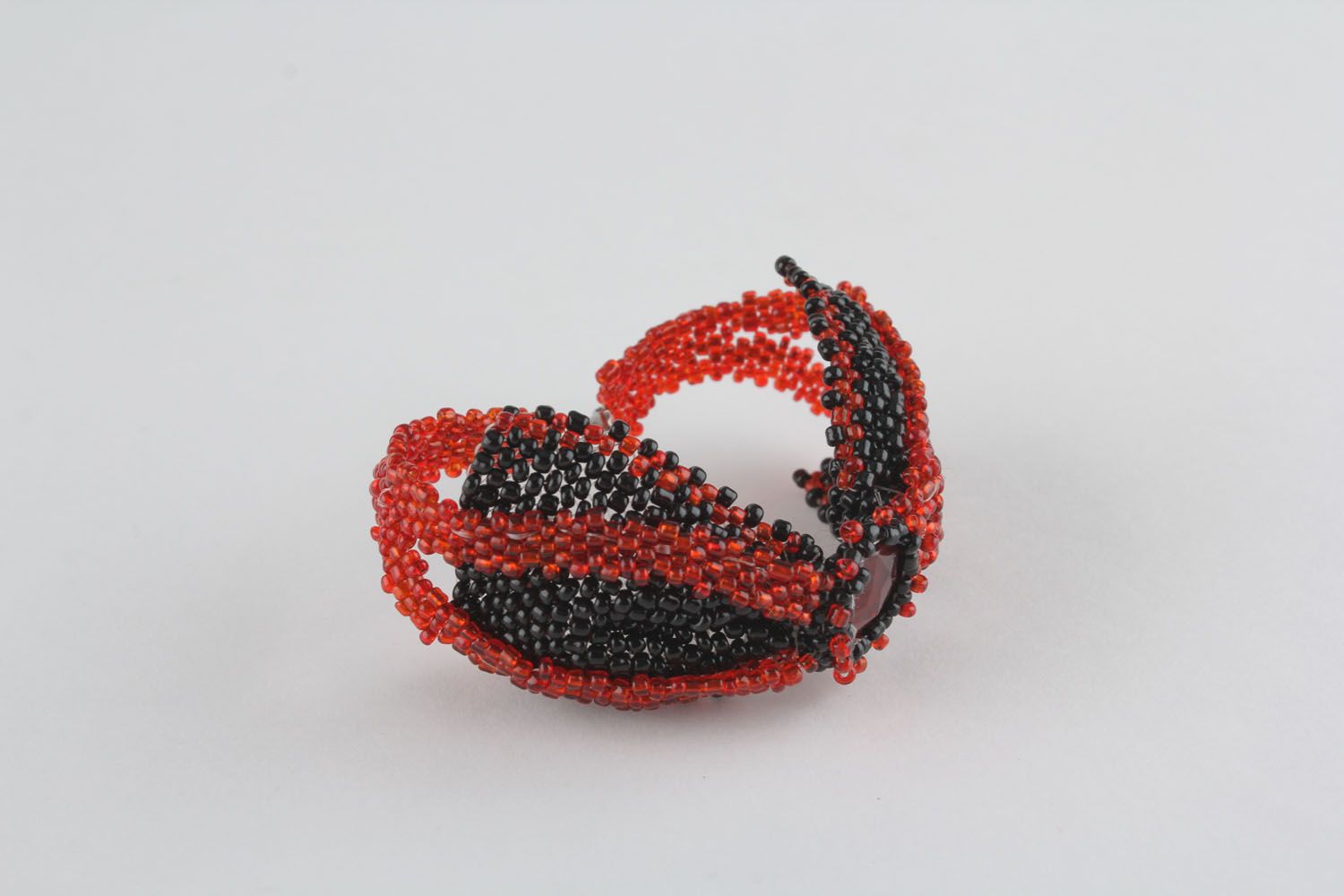 Bracelet noeud rouge et noir en perles de rocaille  photo 3