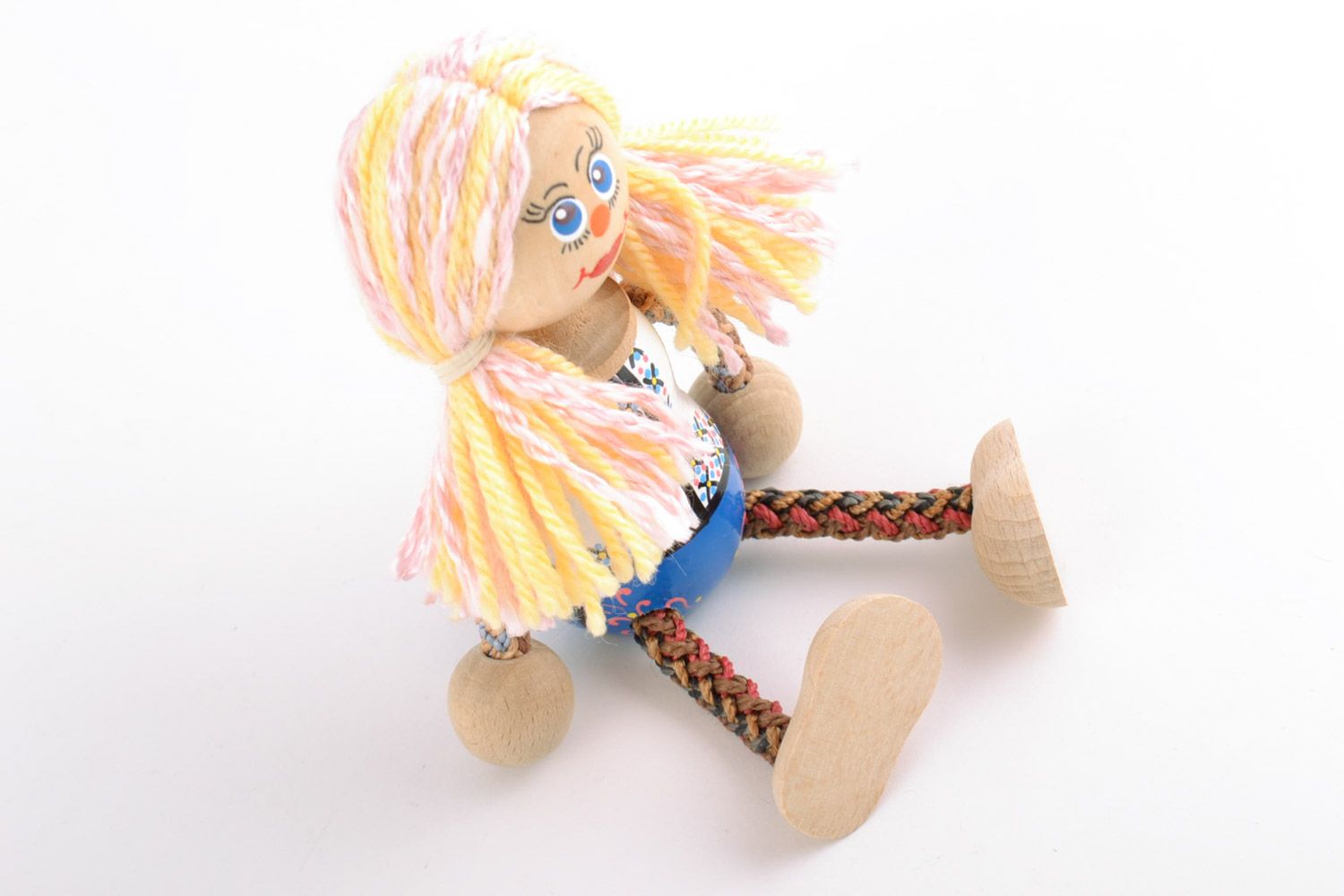 Petite poupée faite main en bois peinte fille en costume blanc-bleu pour enfant photo 4