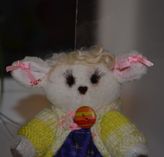 Jouet décoratif en tissu fait main original en forme de mouton en costume photo 3