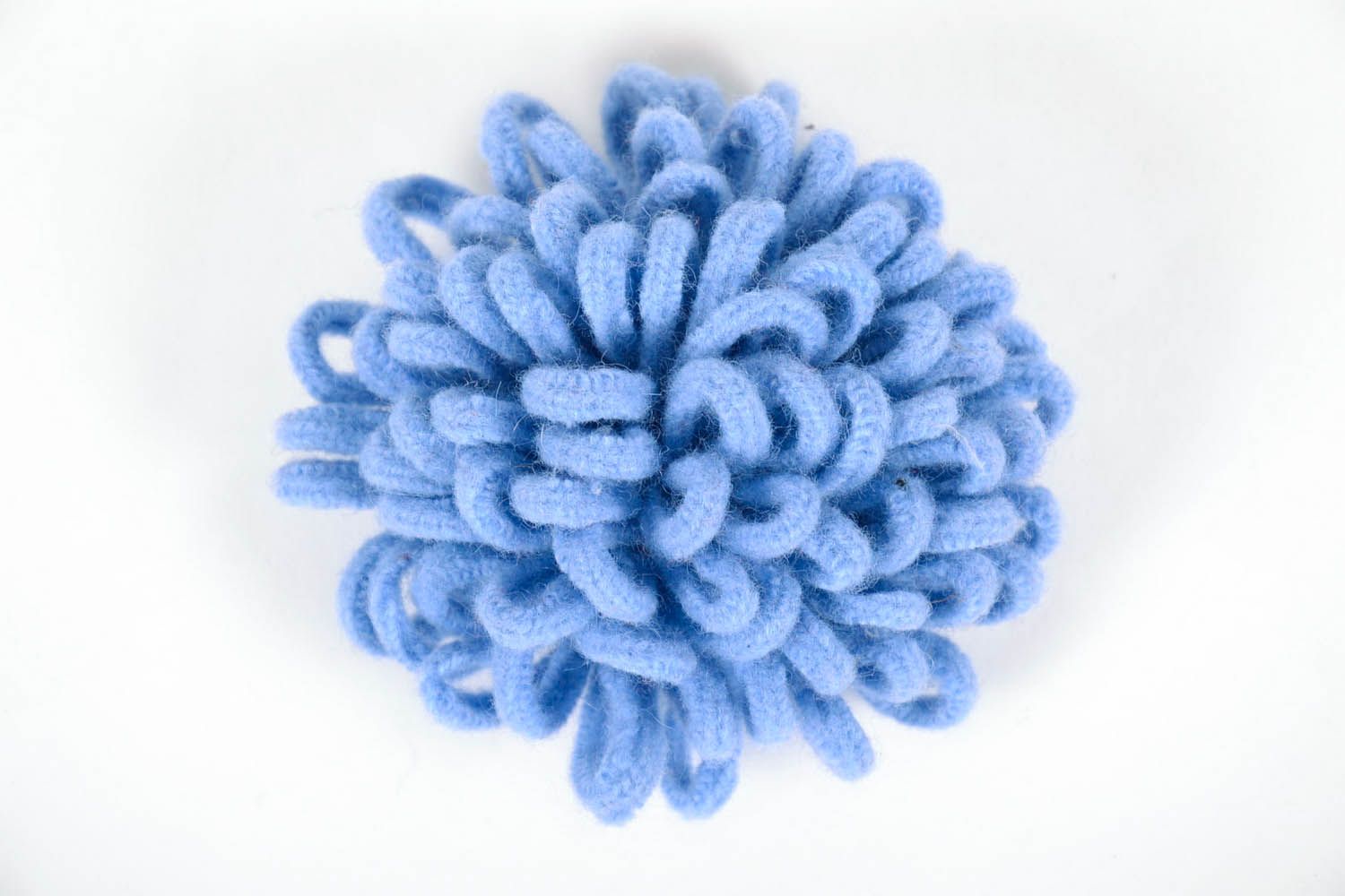 Broche artisanale en laine  Le chrysanthème faite à main photo 2