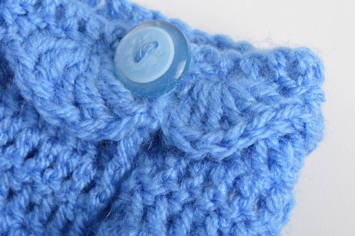 Голубой чехол для чашки из полушерстяных ниток ручной работы ажурный красивый фото 4