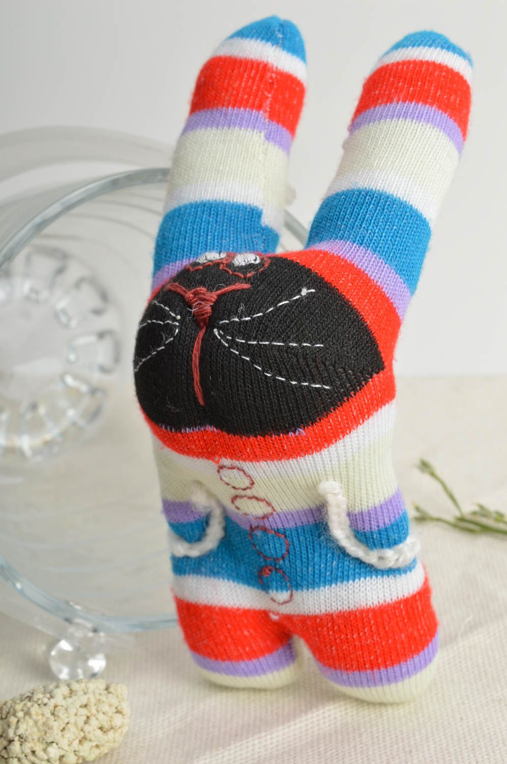 Peluche originale lièvre rayé en chaussette faite main décorative pour enfant photo 4