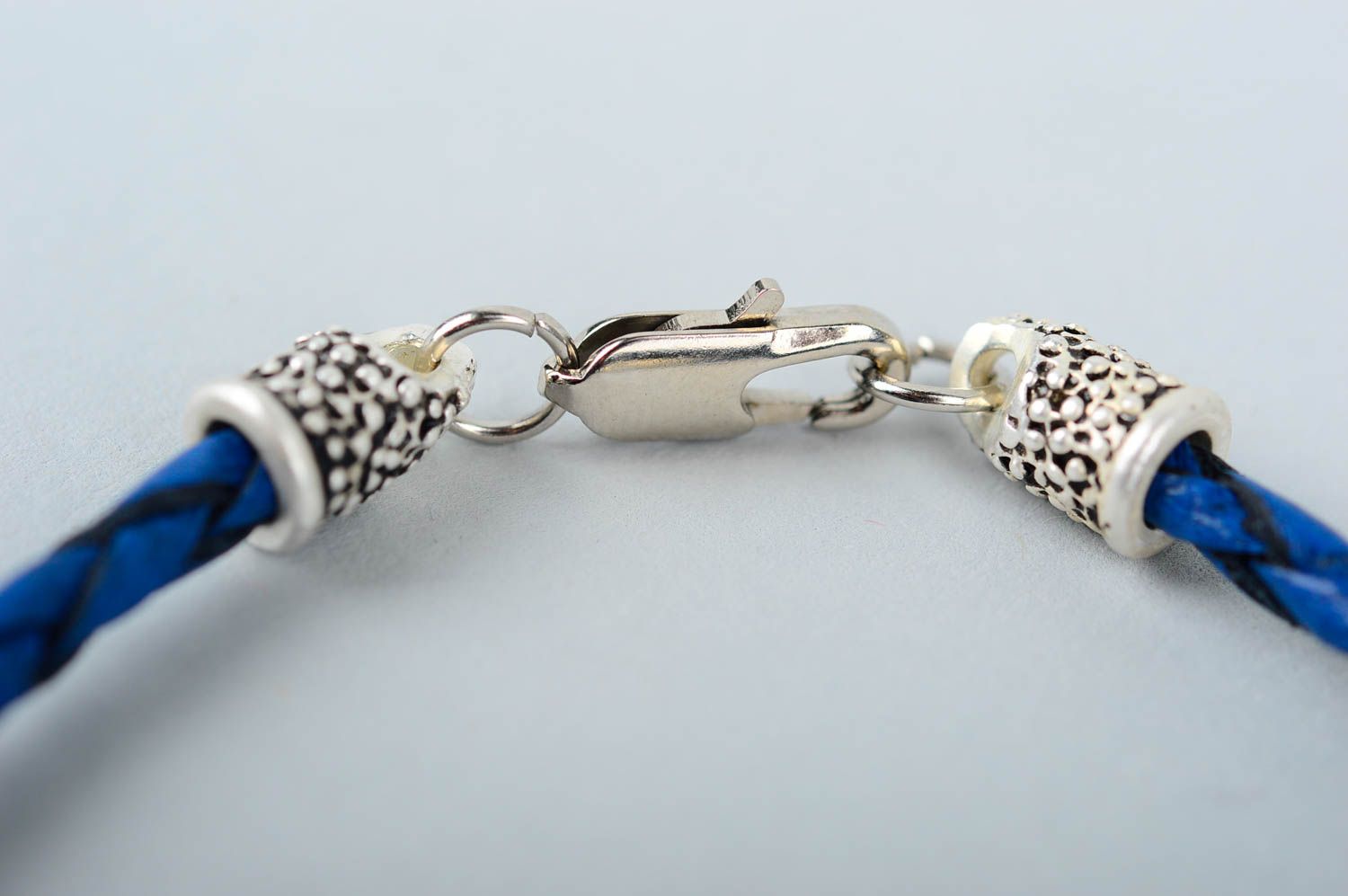 Синий кожаный браслет ручной работы украшение из кожи стильный браслет на руку фото 5