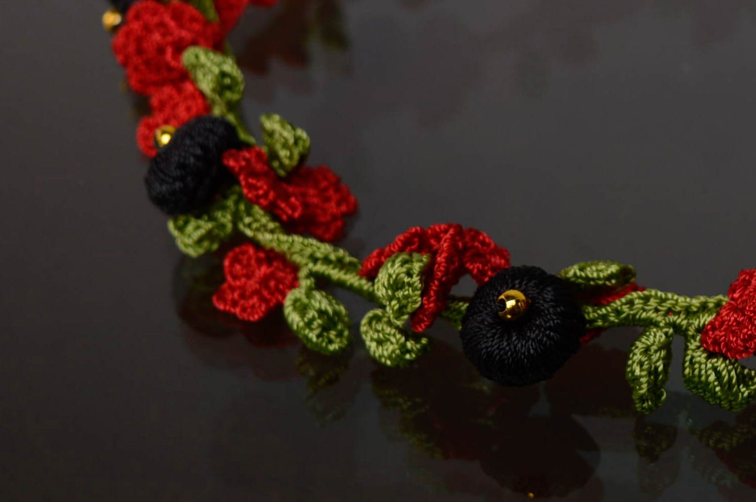 Collier tricoté de fils au crochet artisanal photo 2