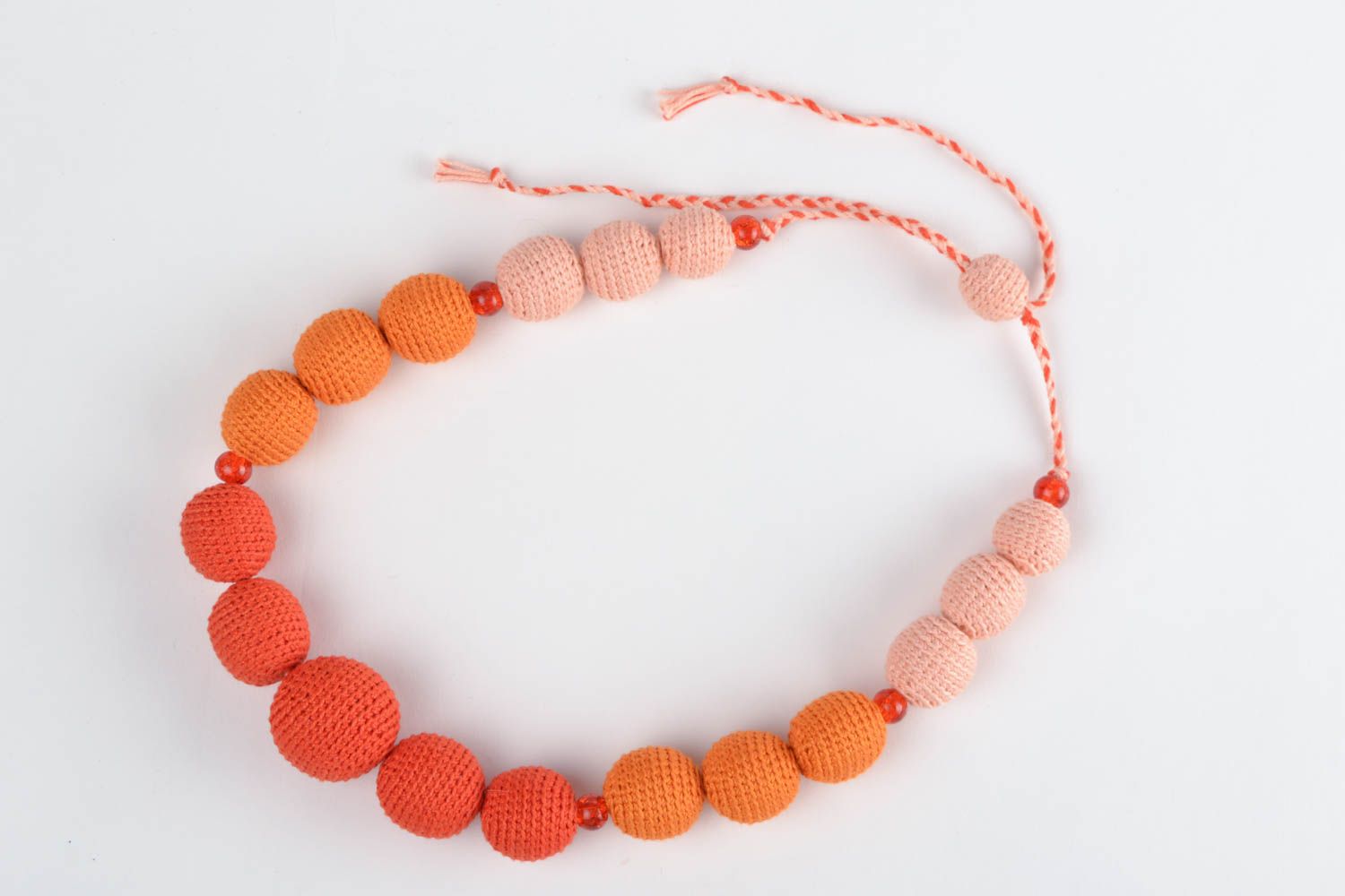 Колье из бусин обвязанных нитками вязаные оранжевые яркие стильные ручной работы фото 2