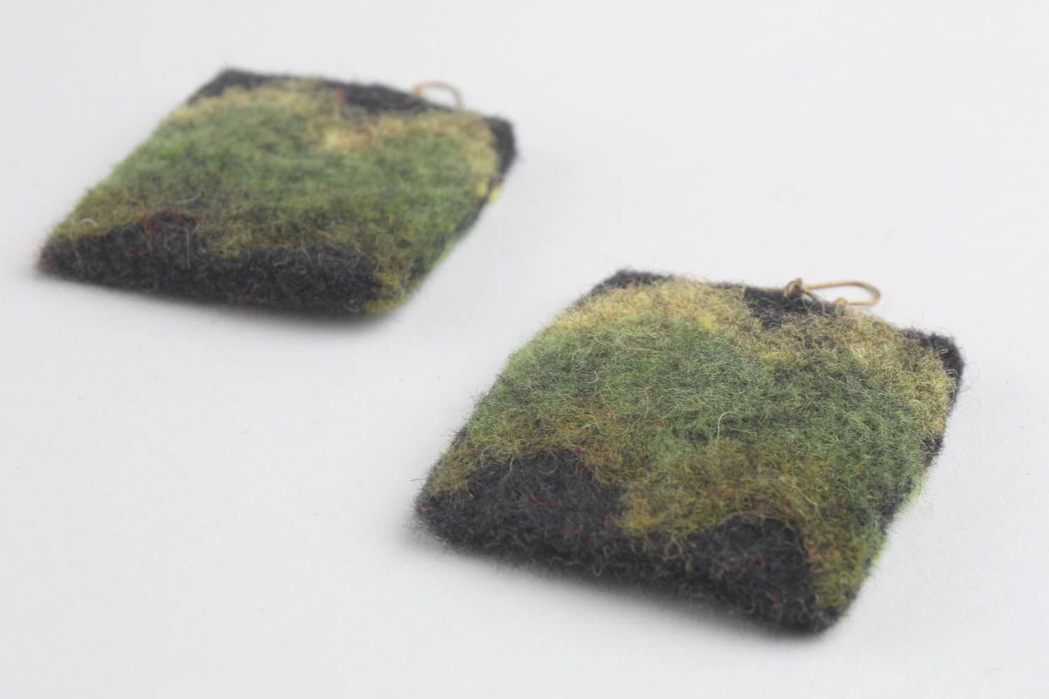 Brincos retangulares macios artesanais feitos de lã na técnica de feltragem seca foto 5