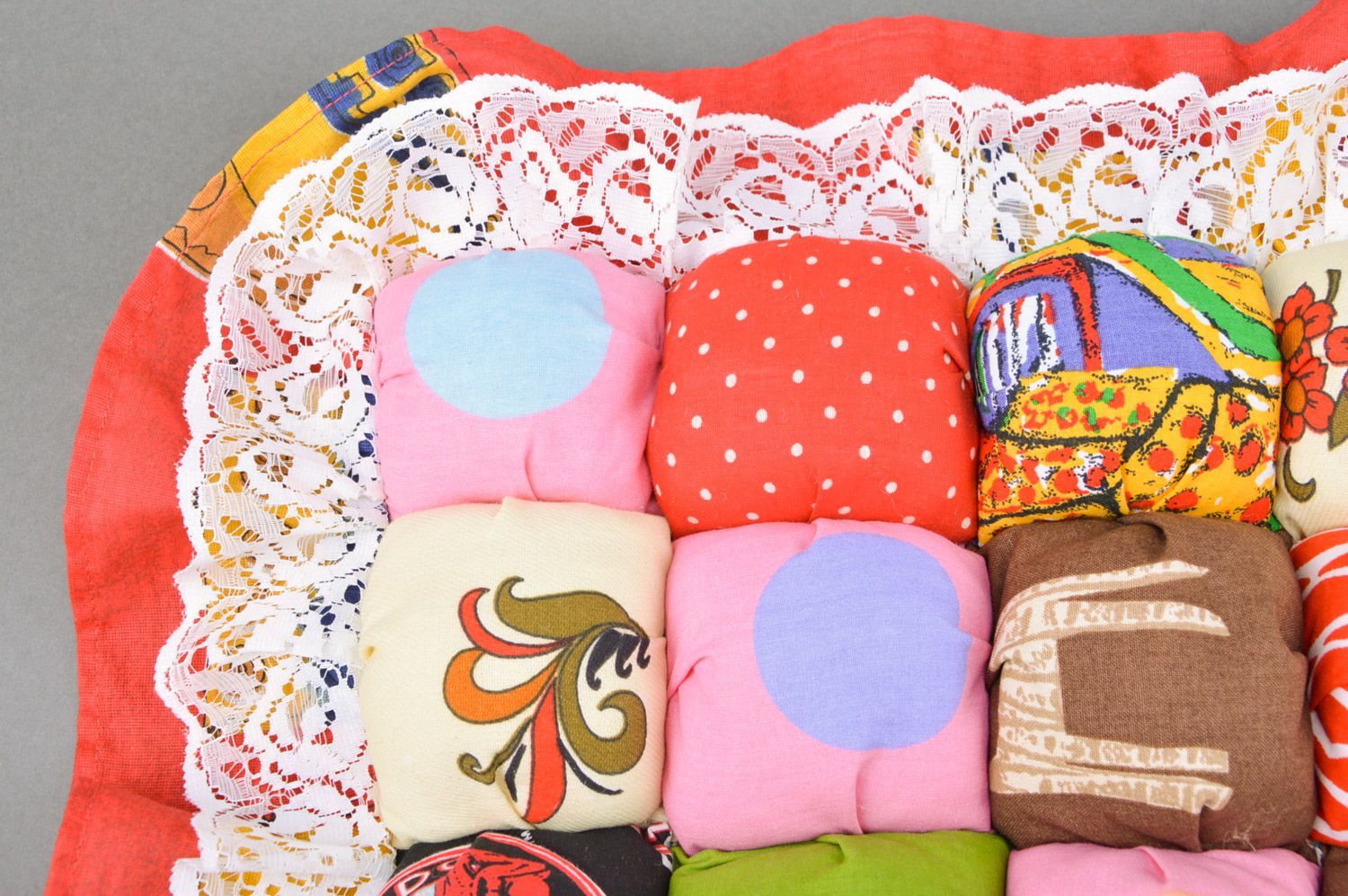 Чехол на подушку ручной работы из ткани авторский красивый с кружевом разноцветный фото 4