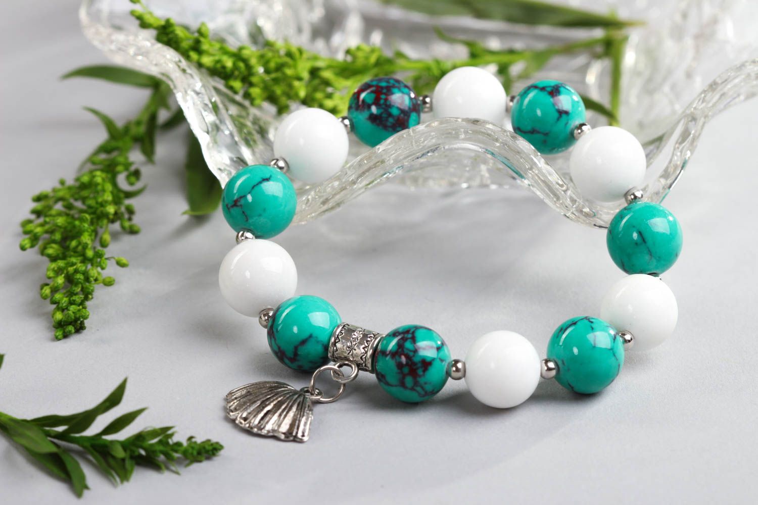 White and malachite beads gemstone bracelet all size bracelet with shell-shaped centerpiece photo 1