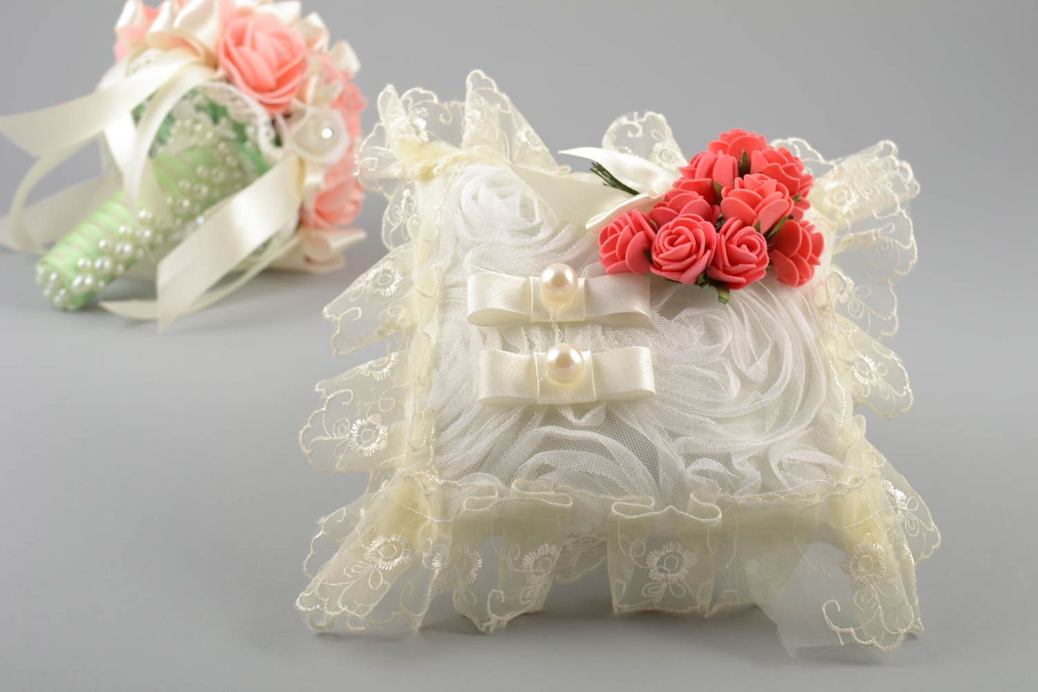 Cojín de boda para anillos hecho a mano blando con flores blanco hermoso foto 1