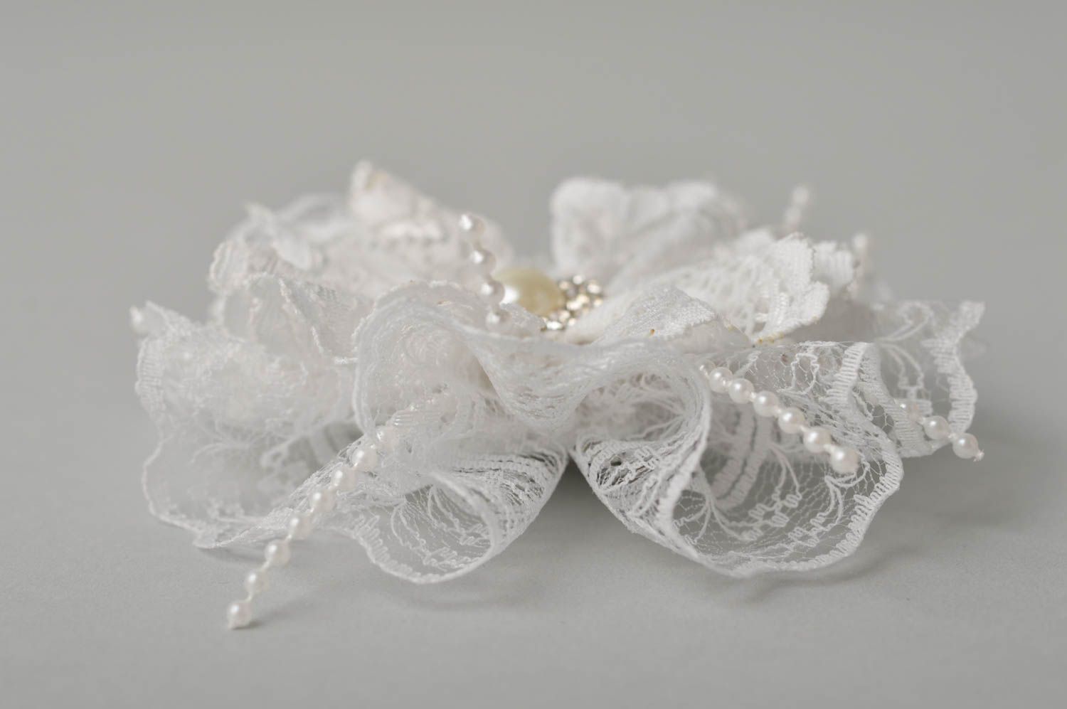 Broche blanche faite main Accessoire femme avec perle fantaisie Petit cadeau photo 3