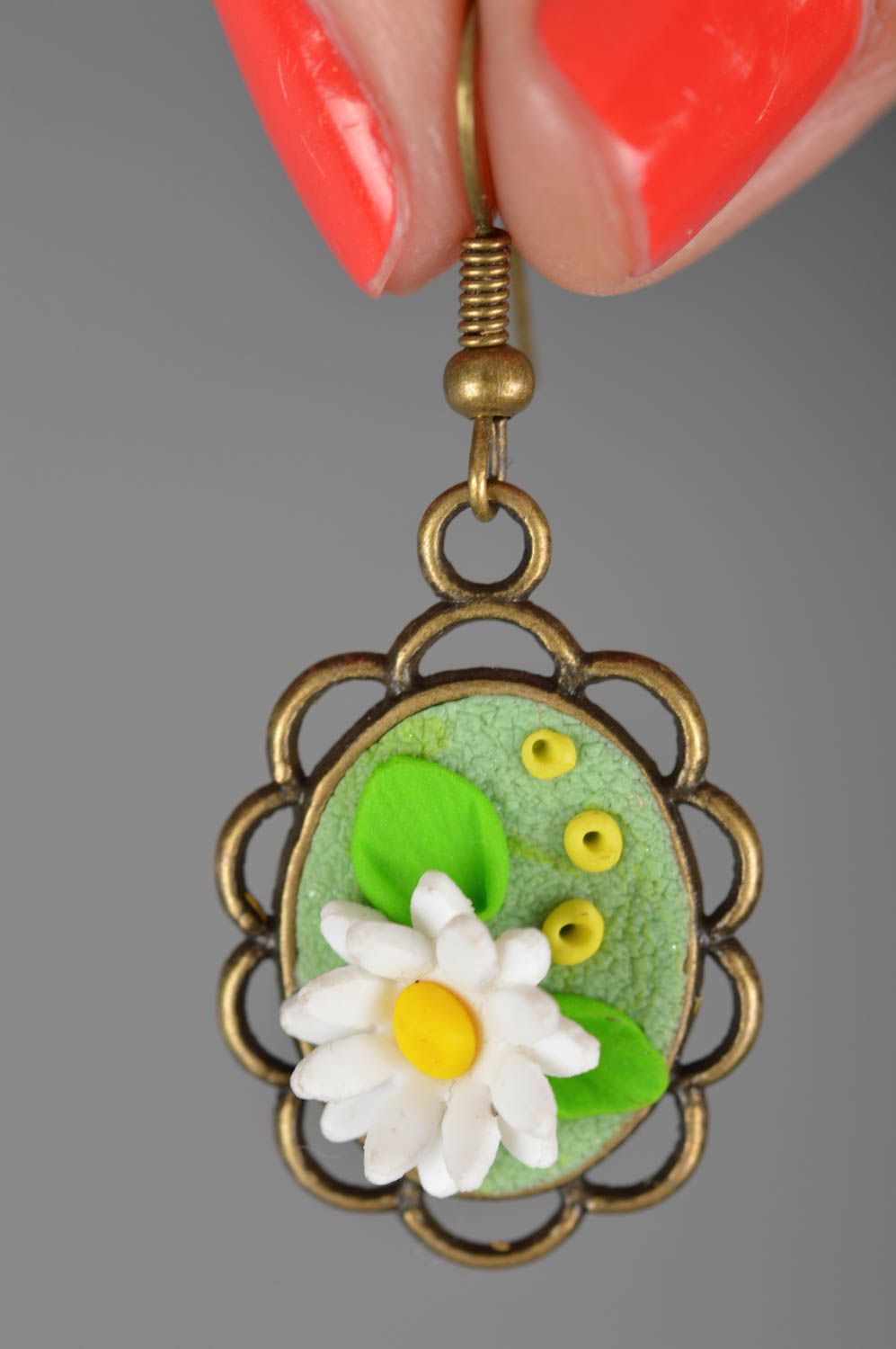 Handgemachte Blumen Ohrringe aus Polymerton Kamillen auf grünem Hintergrund  foto 3