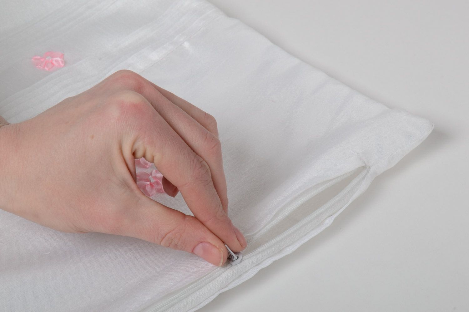Funda para almohada artesanal bordada con cintas gabardina en cremallera pequeña blanca artesanal foto 4