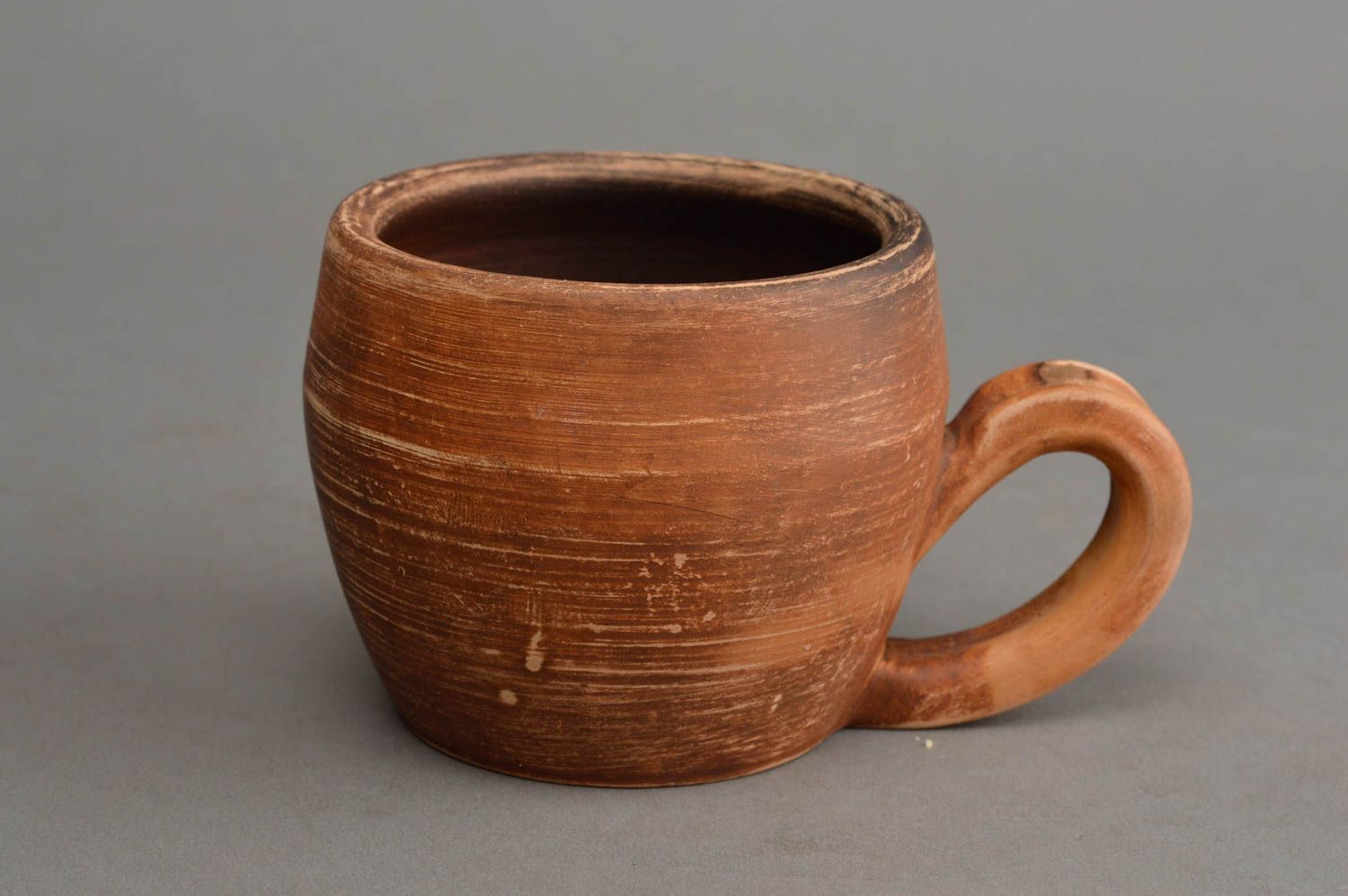 Глиняная чашка небольшая коричневая маленькая объемом 100 мл ручной работы фото 2