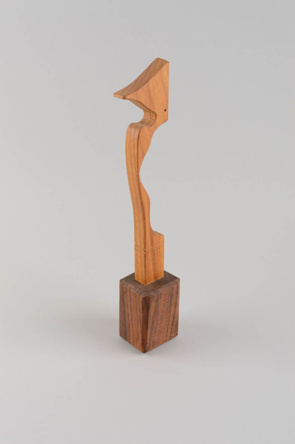 Оригинальная статуэтка из дерева ручной работы элемент декора для интерьера фото 2