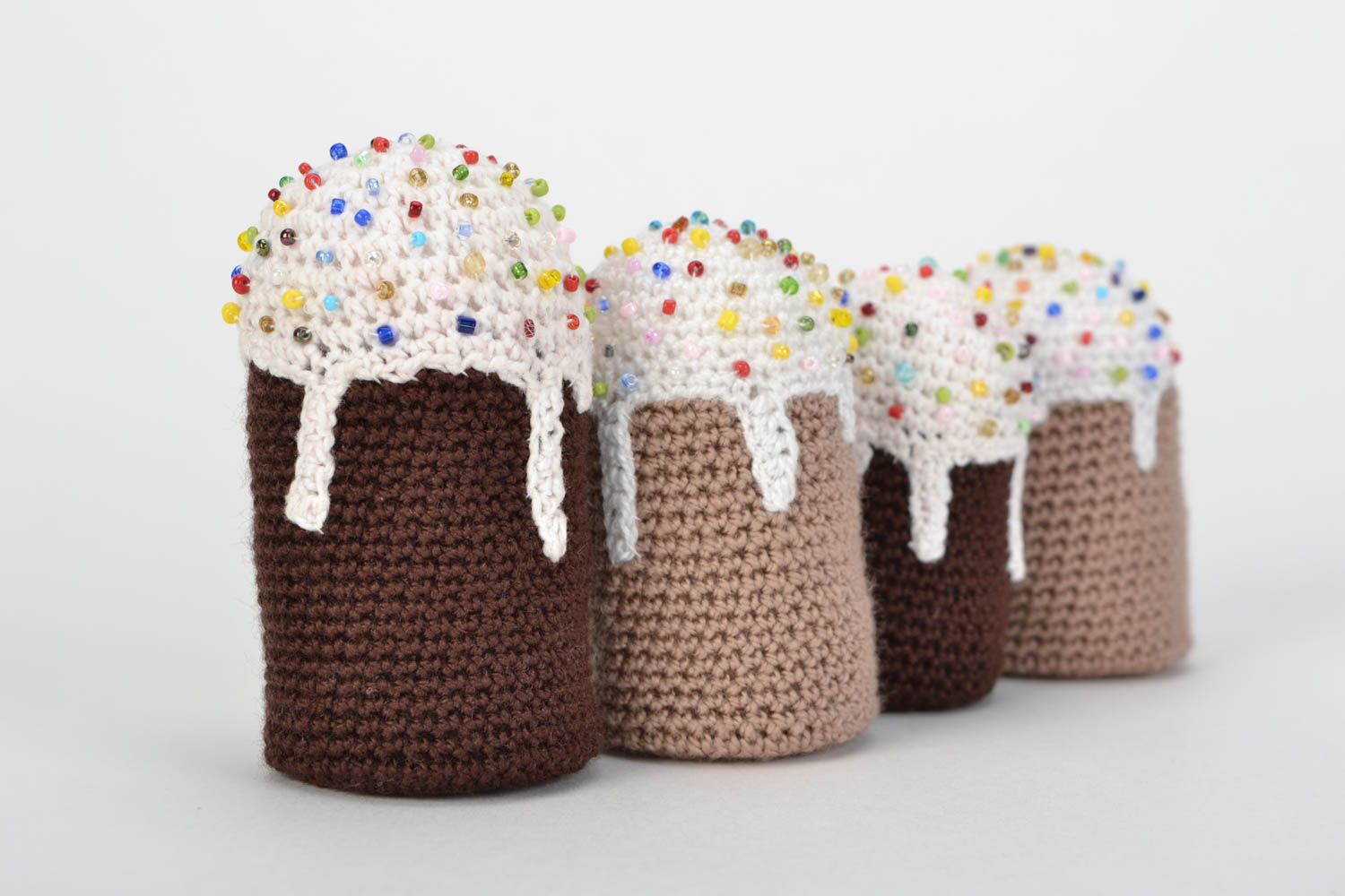 Décoration tricotée de Pâques gâteaux avec perles de rocaille faite main  photo 1