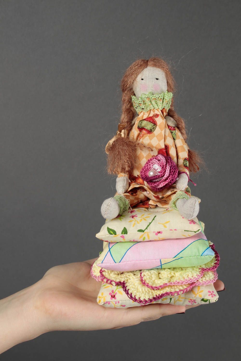 Prächtige Designer Puppe handmade Stoff Spielzeug schöne Puppe auf Kissen foto 2