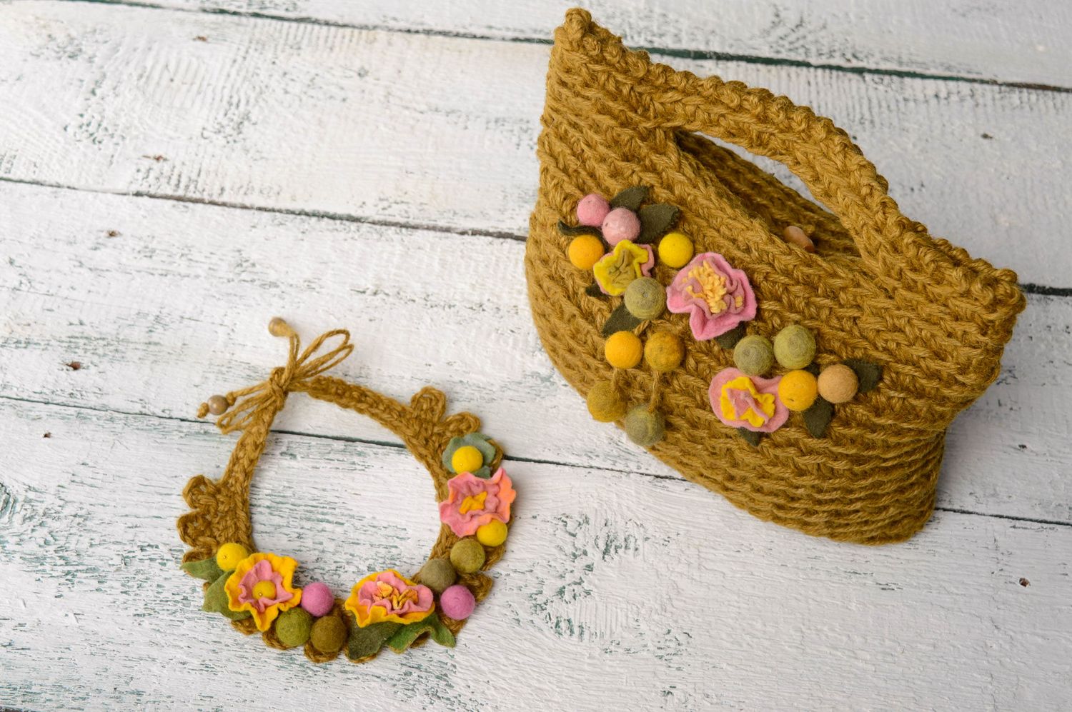 Crochet bag and linen necklace photo 1