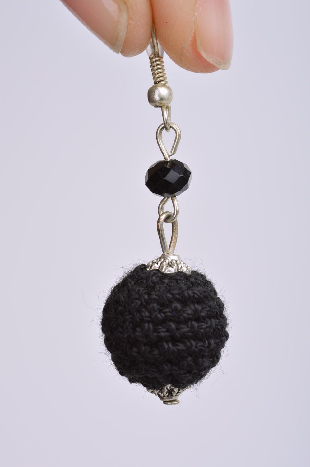 Longues boucles d'oreilles tricotées pendantes faites main boules noires  photo 3