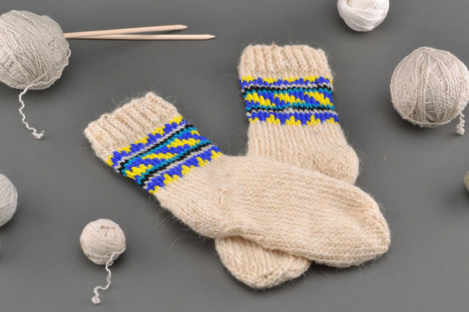 Calcetines de lana tejidos a mano blancos con azul foto 1