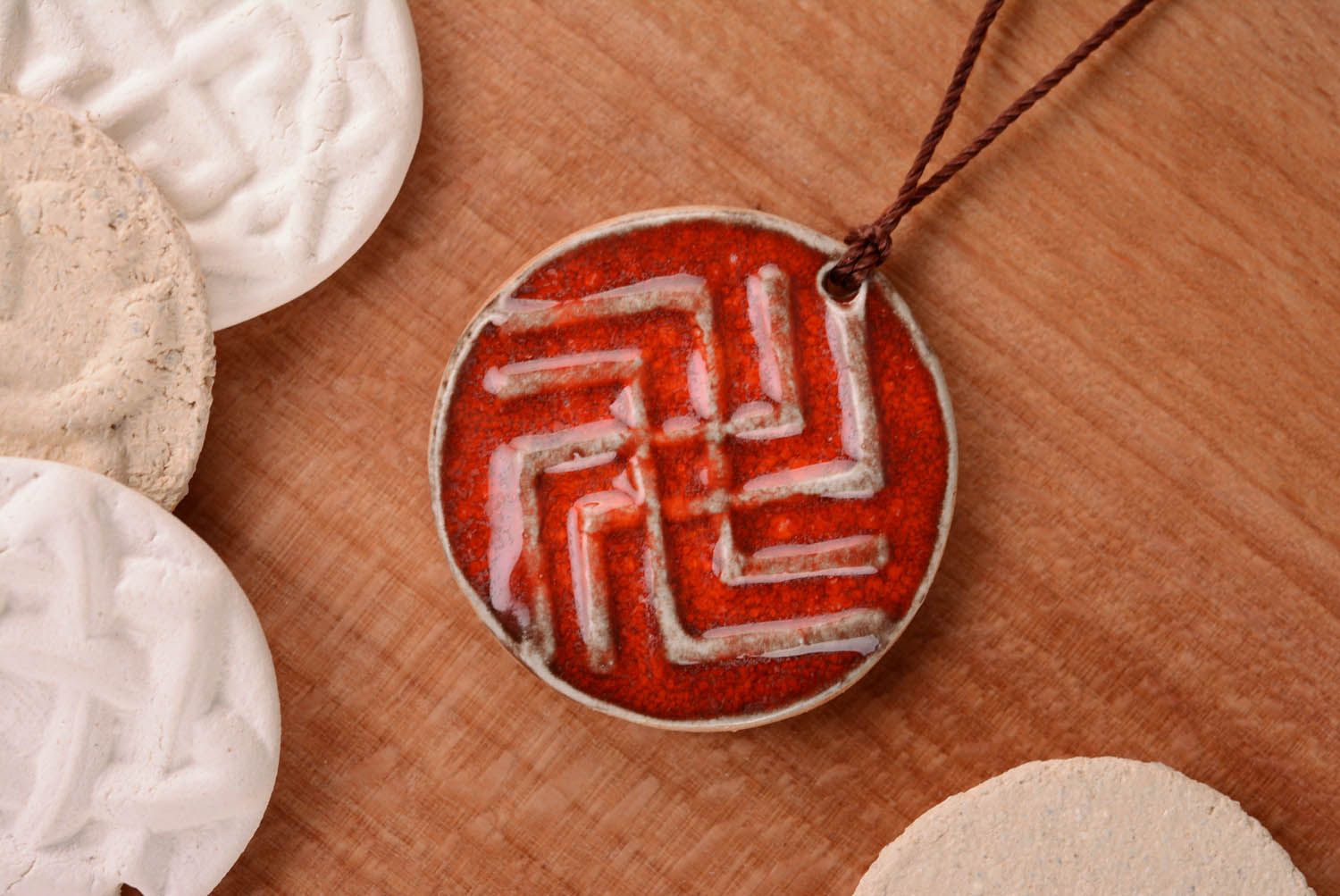 Pingente amuleto de cerâmica feito à mão e coberto com esmalte com símbolo eslavo foto 1
