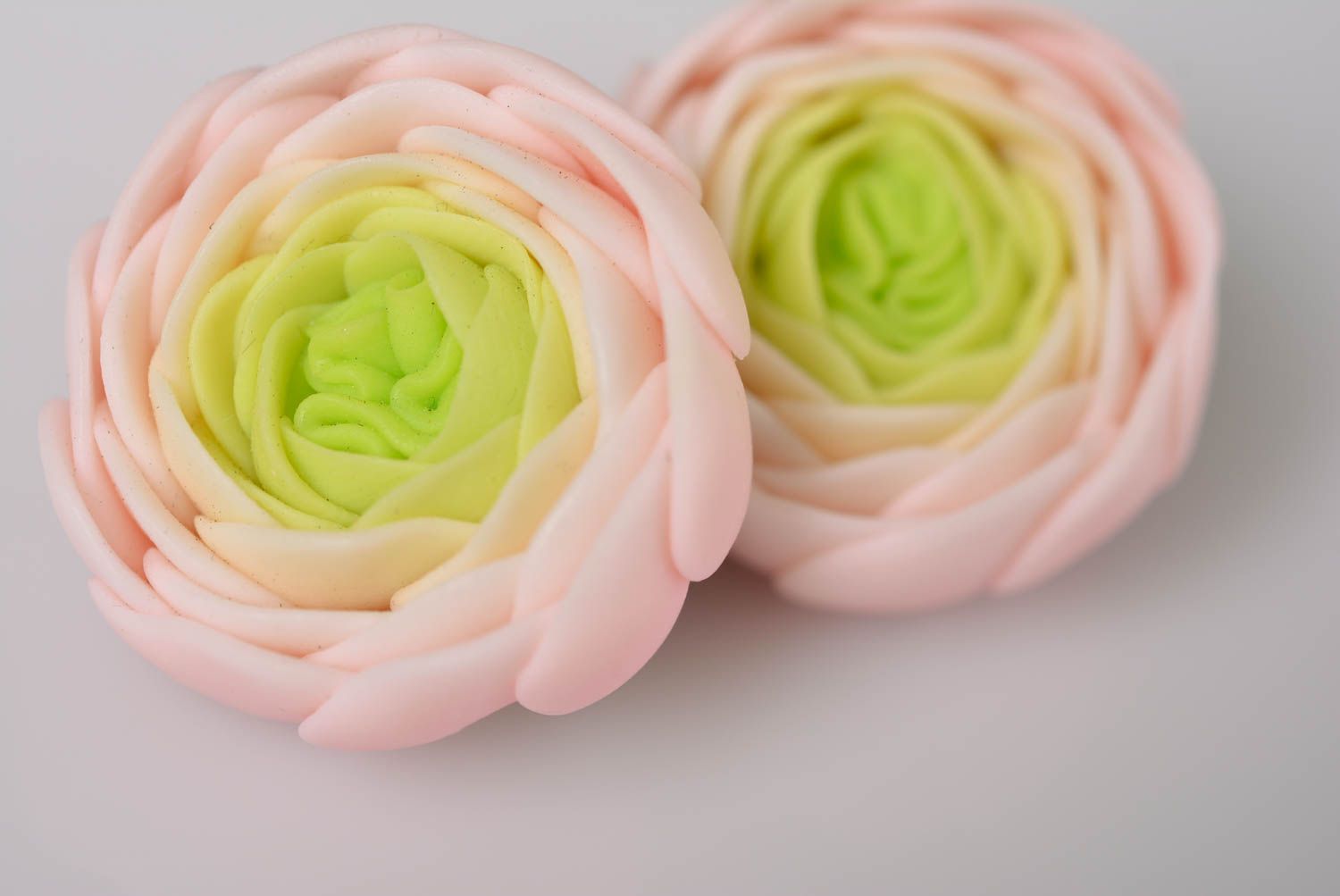 Boucles d'oreilles fleurs pâte polymère rose-vert fermoirs dormeuses faits main photo 3