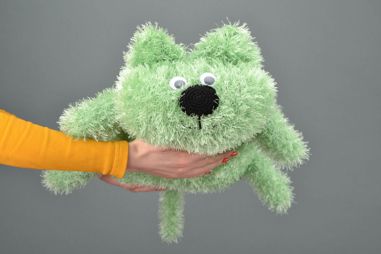 Вязаная игрушка-подушка кот зеленого цвета фото 2