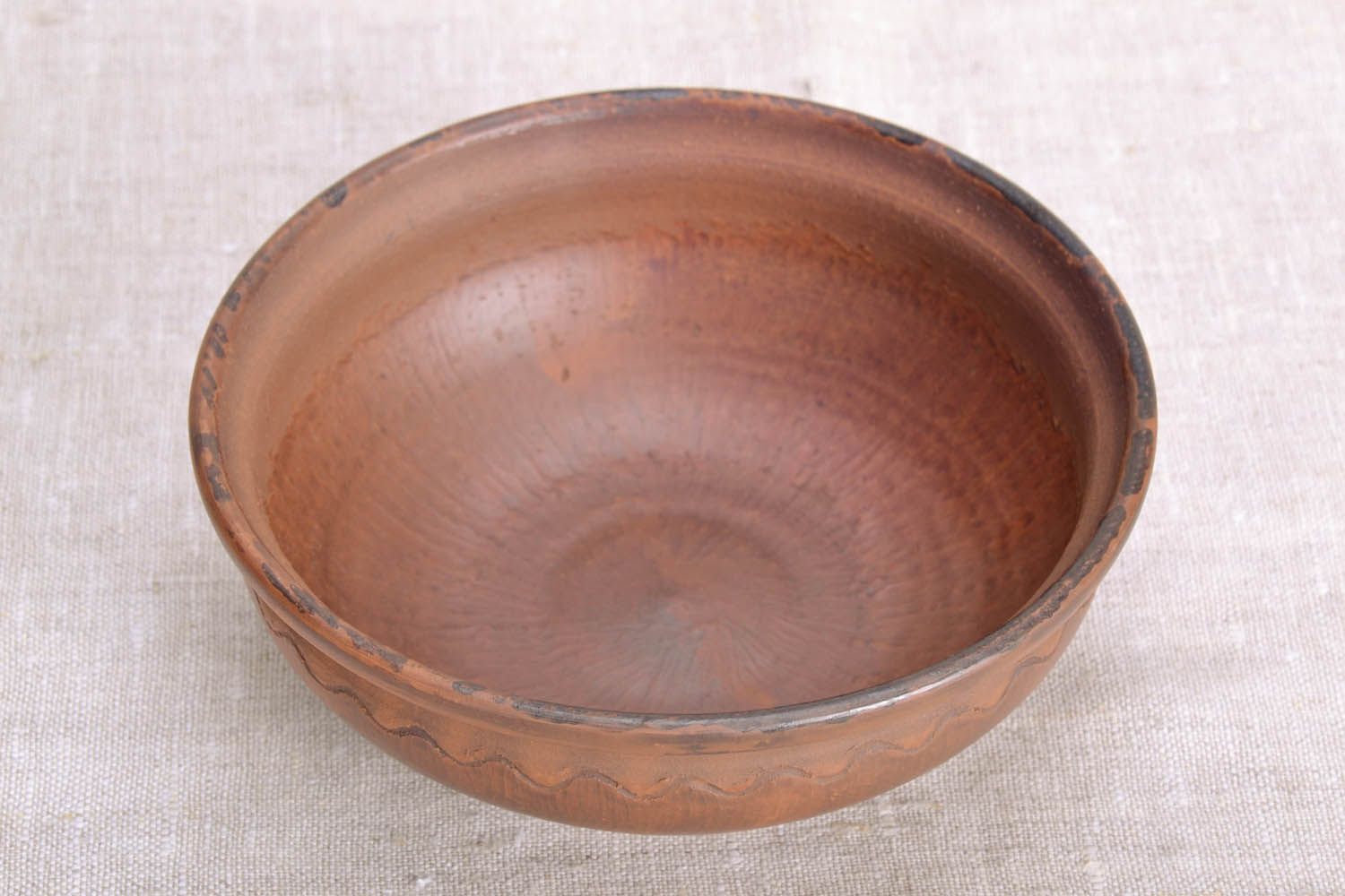 Tigela de cerâmica para comida feita de barro foto 3